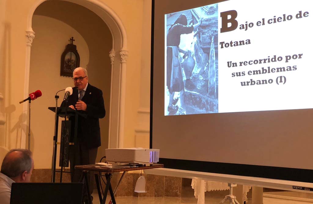 El cronista oficial, Juan Cánovas Mulero, presentó su último libro titulado “Bajo el cielo de Totana